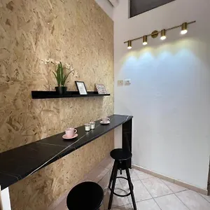 Signorina In Hostel Rome